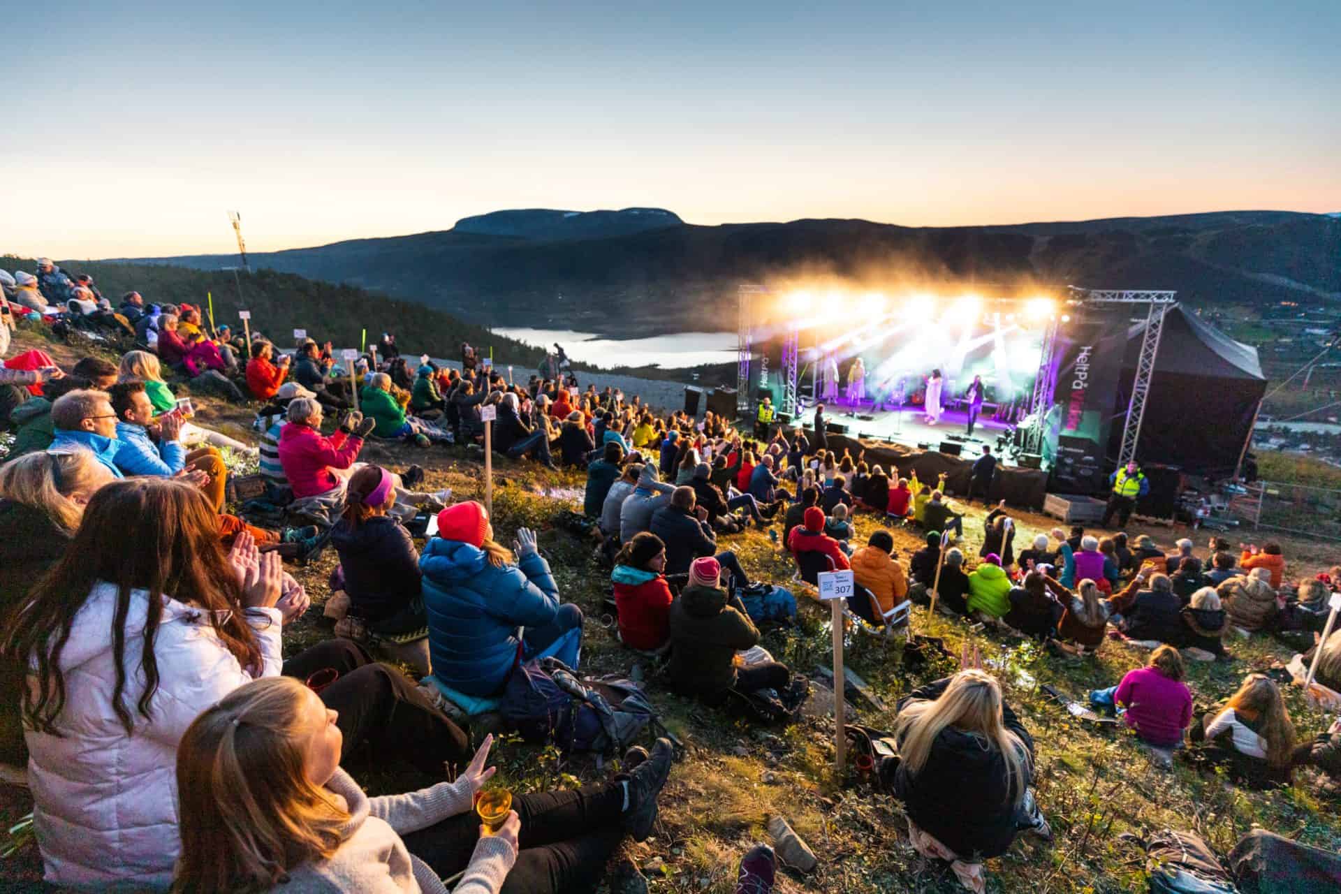 Flere mennesker som koser seg på festivalen Helt på Vidda på Geilo. Fantastik natur og magisk stemning 