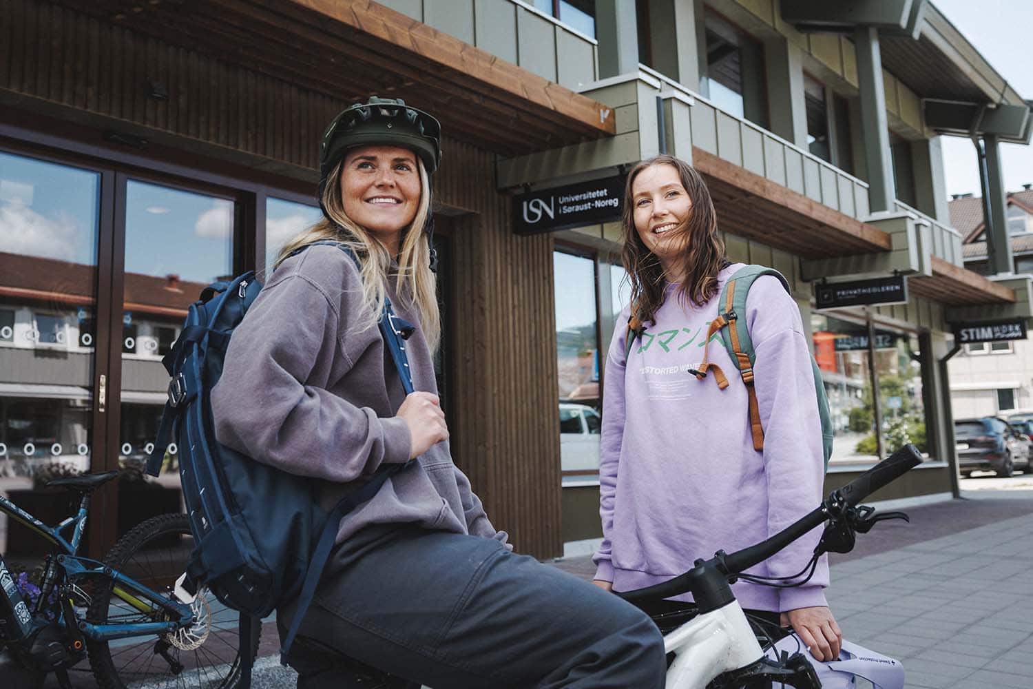 Studenter ved campus Hallingdal på sykkel med sekk